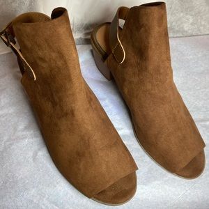 •SOLD• Women’s Suede Brown Booties